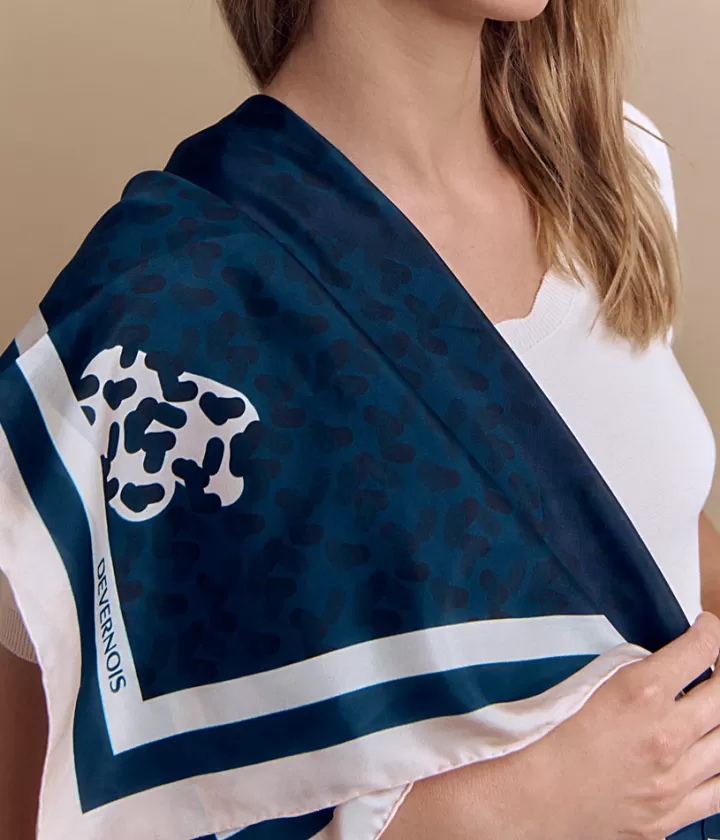 Accessoires>DEVERNOIS Carré imprimé en voile de soie Motif panthère Bleumarine